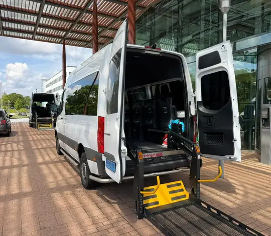 Professionele rolstoeltaxi chauffeur helpt klant in Uithoorn